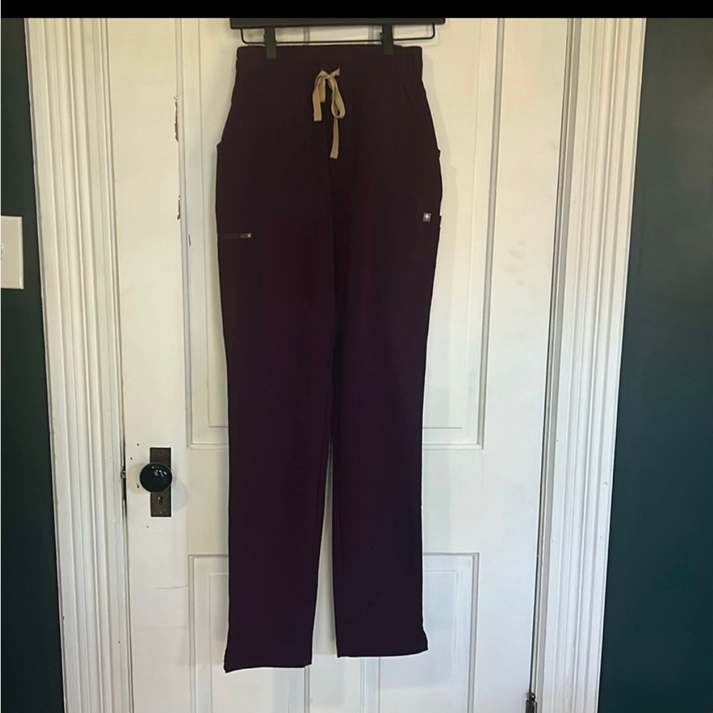 Figs Highwaisted Yola scrub pants in deep Purple XS/T